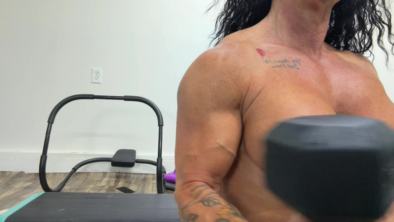 Kandylegsxxx: Kandy Pumps up and Demands Your Nasty Nut