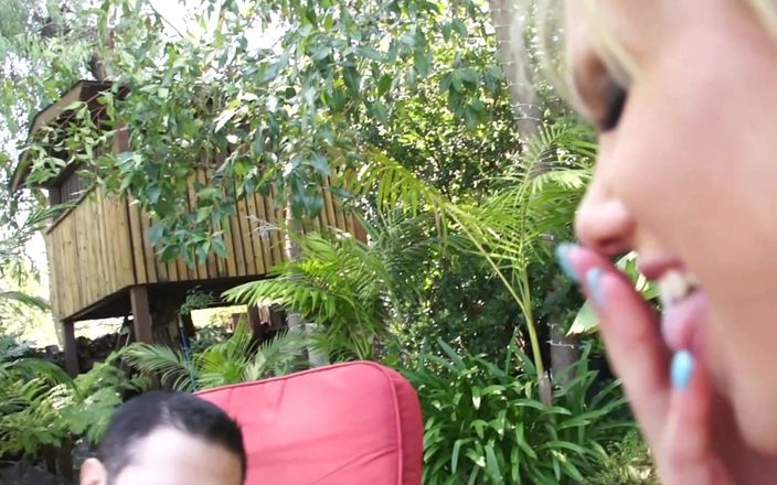 DARVASEX: Sousedská vášeň scéna -4 prsatá blondýnka šuká na zahradě při natáčení
