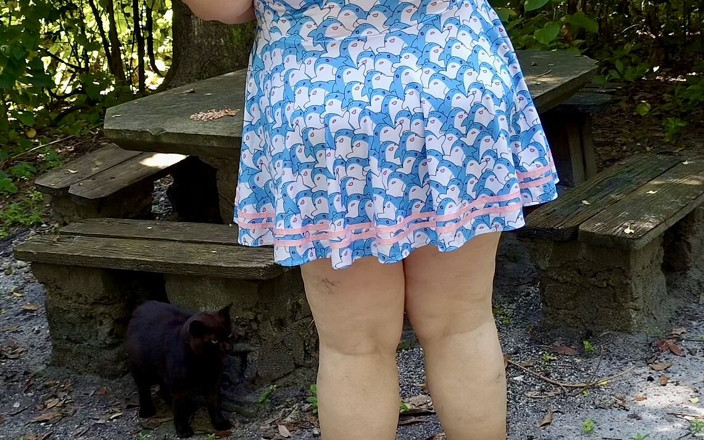 Jamdown26 Big Fat Ass BBW SSBBW Porn: Jamdown26_da0603 - femeie mare și frumoasă care se plimbă în aer liber în parc...