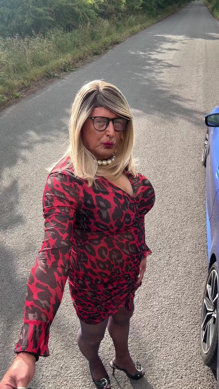 Kellycd2022: Crossdresser seksi Kellycd2022 Menikmati Pemanduan Petang – Rehat Berhenti Kecil