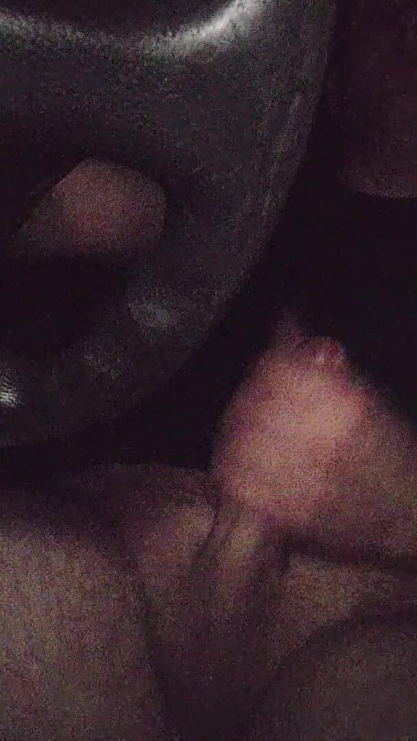 Incredible Dick: Nadržený chlap si honí v autě