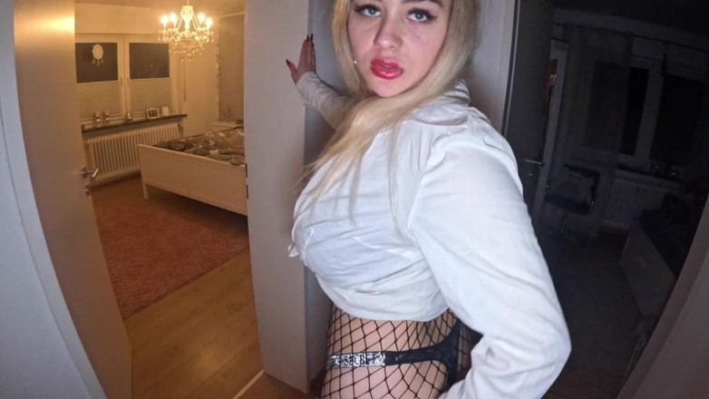 Beverly peach: Je vais te rendre excité avec mes pieds !