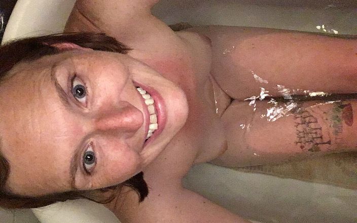 MistressWriggler: Ridiculement excité d'être dans un bain chaud, j'ai envoyé à un...