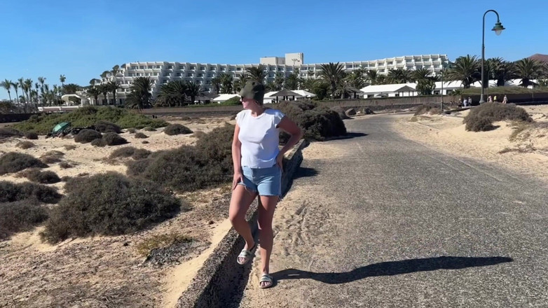 Emma Voyeur: 公共の場で絶望的に濡れるジーンズショーツ