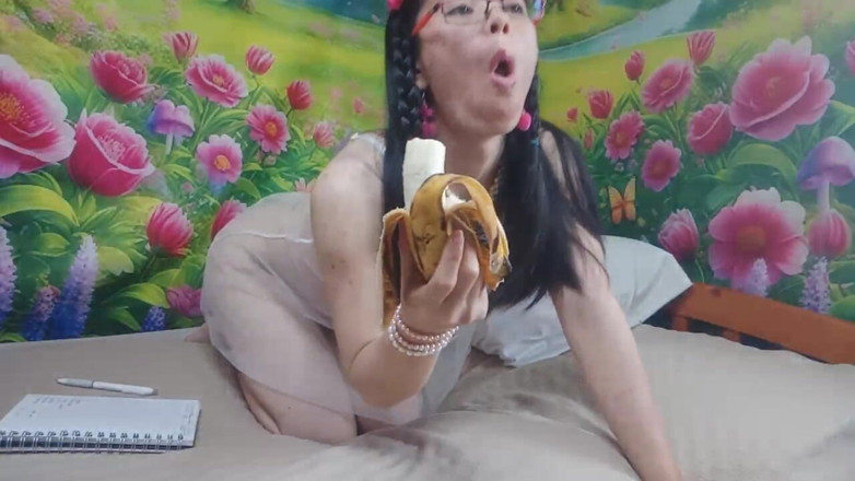sweethanajapanese: Sucking Banana Video Special Turn You on