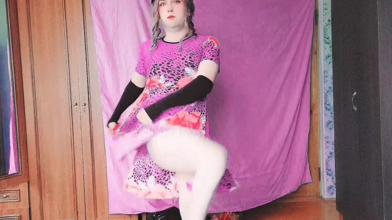 Kitty_Cross: Crossdresser panas menunjukkan kulit dengan gaya seksi yang cantik