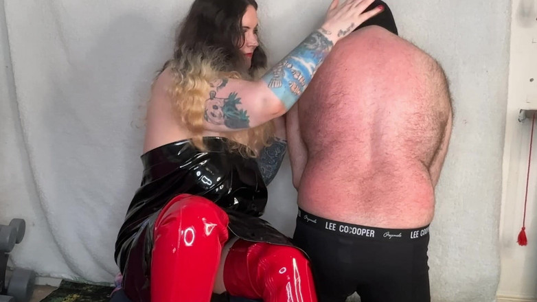 MissFFW: 女主人ffw有奴隶跪着，所以她可以标记他的背