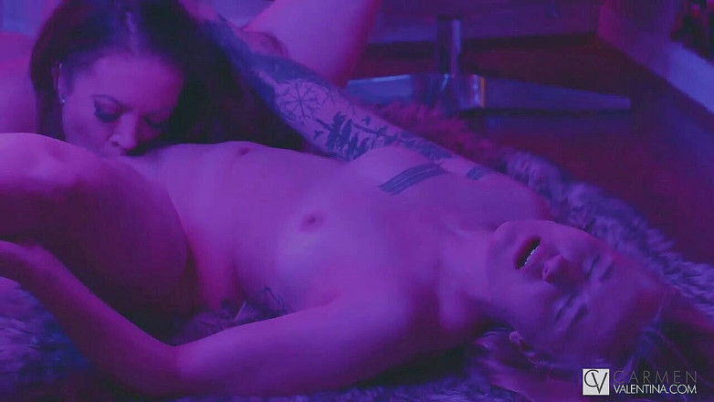 Carmen Valentina: Carmen Valentina se chauffe avec Marie Hardon
