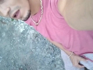 Raba erre elle: बाहर पैंट के माध्यम से खुद को छेड़ना