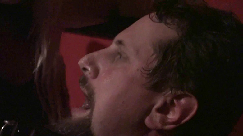 Femdom Austria: Sklave ist am kontrollturm gefesselt