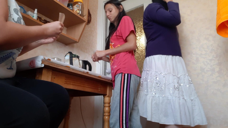 Lesbian-illusion: Mengongkek teman wanita adik tiri saya semasa dia bercakap di...