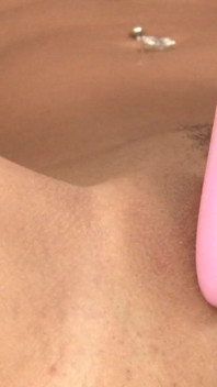 Joven morena Floozie Lacey se quita la lencería negra y se frota el coño con Didlo