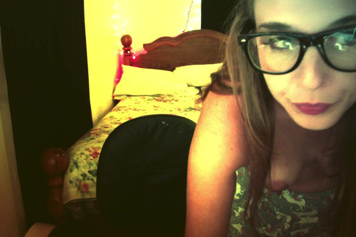 Alli Anderson: Alli, bombasse aux seins nus, danse à lunettes