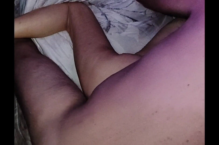 Pussy hound: Pequeña hermanastra con culo gordo toma su primera manga de...