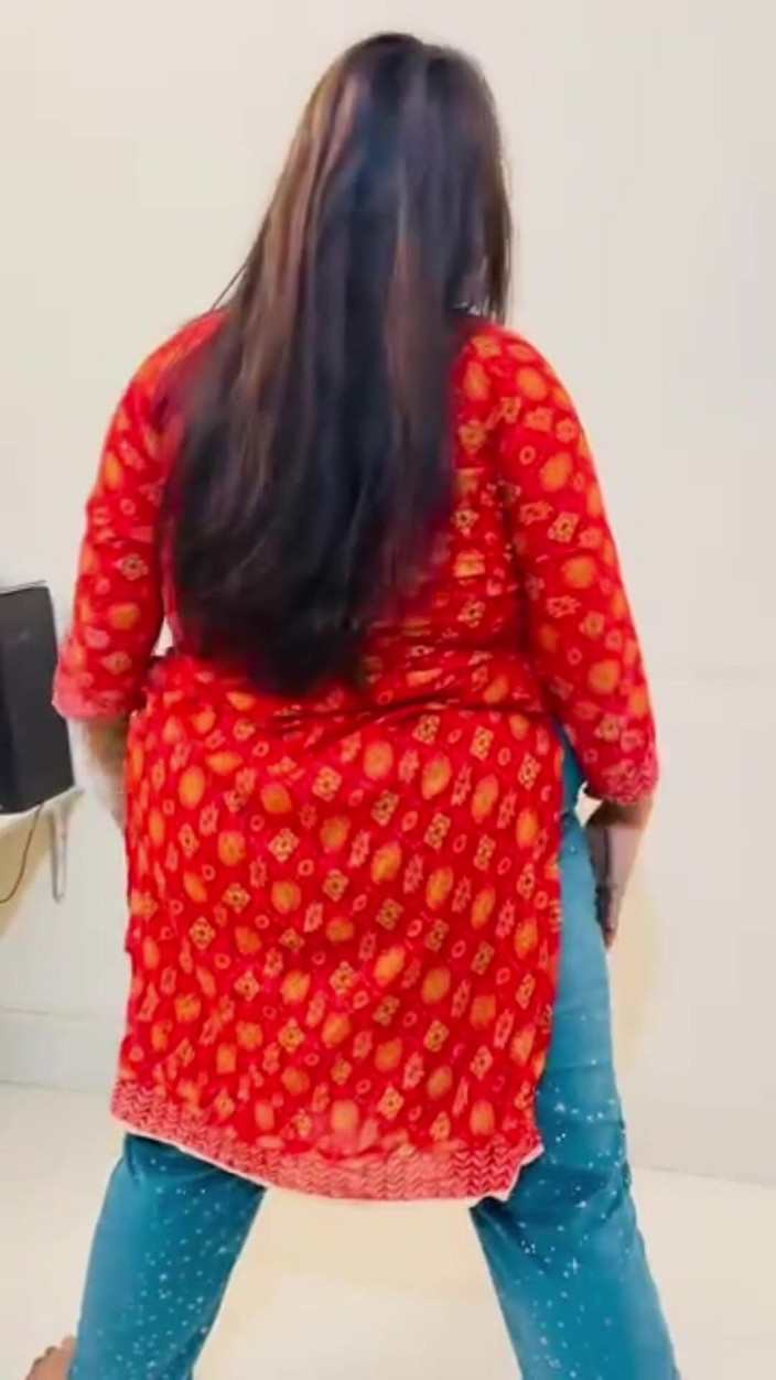 Your Boy's Cum: Ragazza indiana indiana si allena di fronte al fratellastro