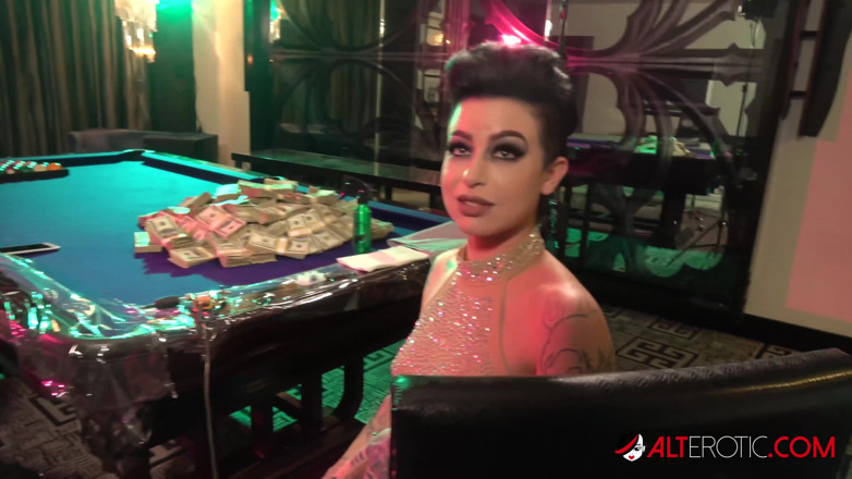 Alt Erotic: アドリアナ・リンは、サッシャとセックスする前に自分自身を入れ墨します