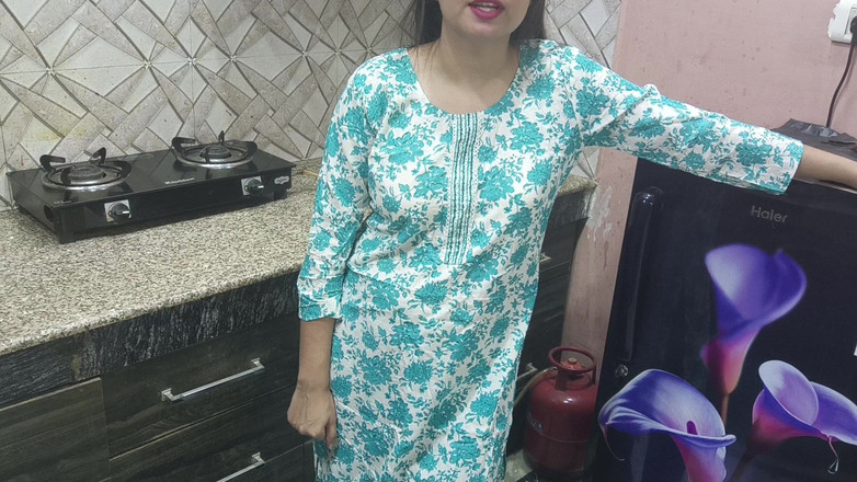 Saarabhabhi6: Indisk styvmamma knullar styvson i köket ung styvmamma med hindi