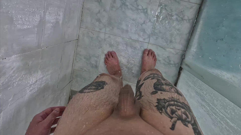 Lkdick8: Kleine pik gaat douchen