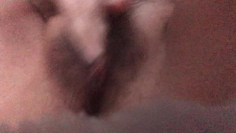 Thebeautybadby: ラティーナと毛の猫masturbates