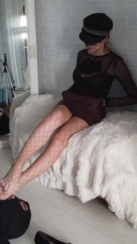 I worship her fishnet stockings feet