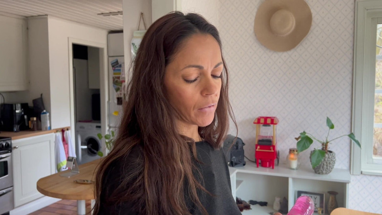 LoveAndRopes: Une MILF Sexy Se Fait Étirer La Chatte Et Le Cul...