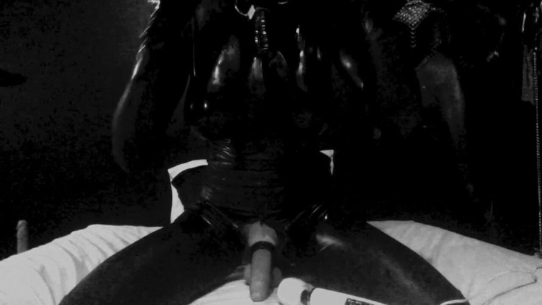 Kali Futa: Latexová masturbace s anální hůlkou