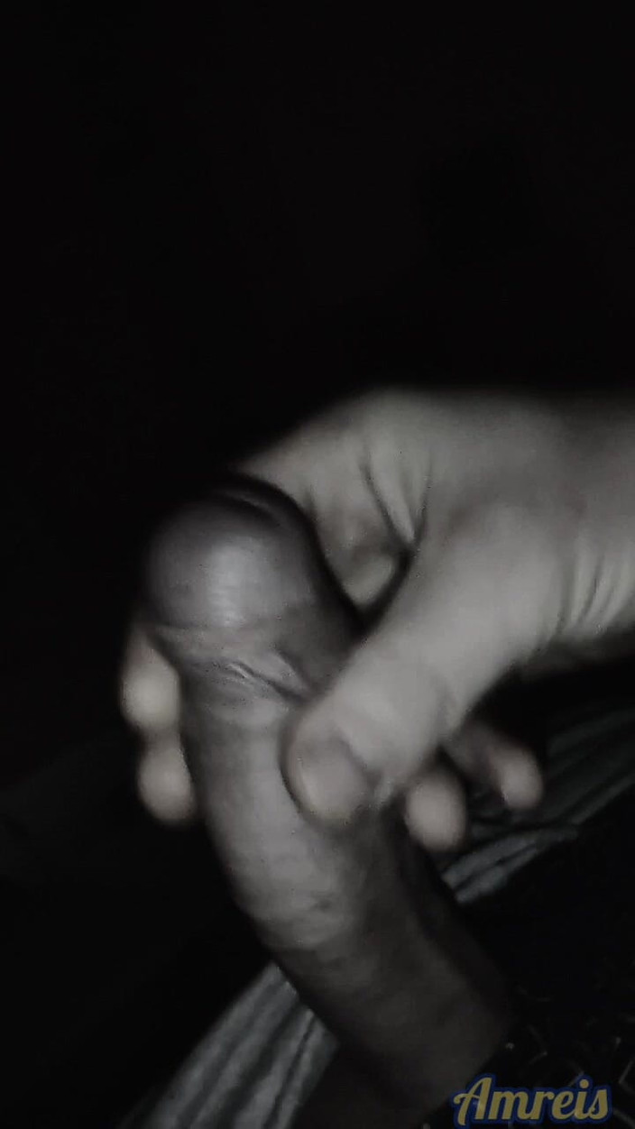 Amreis: Gece geç saatlerde boşalma. yarak kafasının üzerinde sünneti kayıyor. Yakın çekim orgazm.