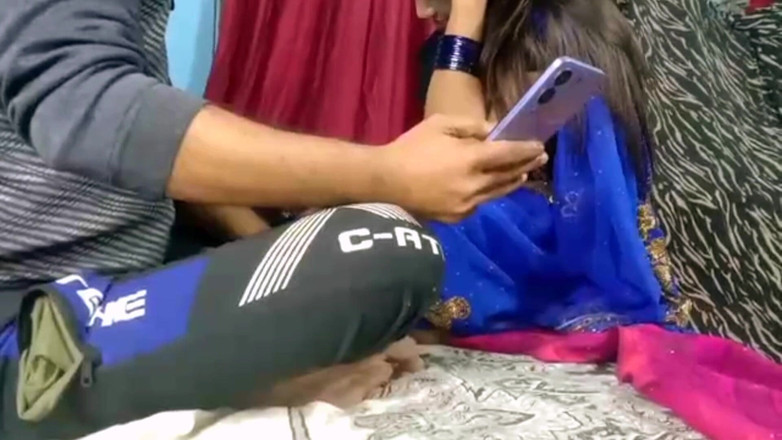 BanglaSexy24: 방글라데시 신규 주부 캠 서비스 - 발정난 장난감 섹스 소녀는 전화에서 가장 좋은 순간에 하드코어 섹스를 즐길 수 있습니다.