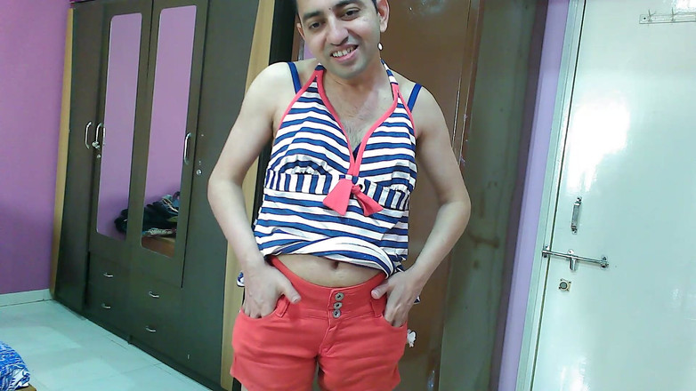 Cute & Nude Crossdresser: Seksowny maminsynek crossdresser w czerwonych szortach i helther neck top...