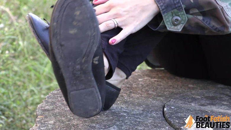 Foot Fetish HD: Сексуальная крошка Dollyc показывает свои ступни на каменном колодце