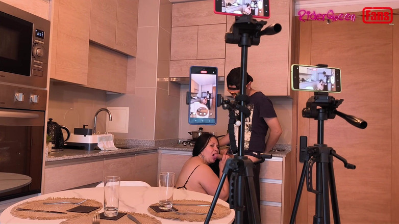 Riderqueen: प्रशंसकों के लिए वीडियो - सौतेला बेटा रसोई में सौतेली मम्मी का दौरा करता है