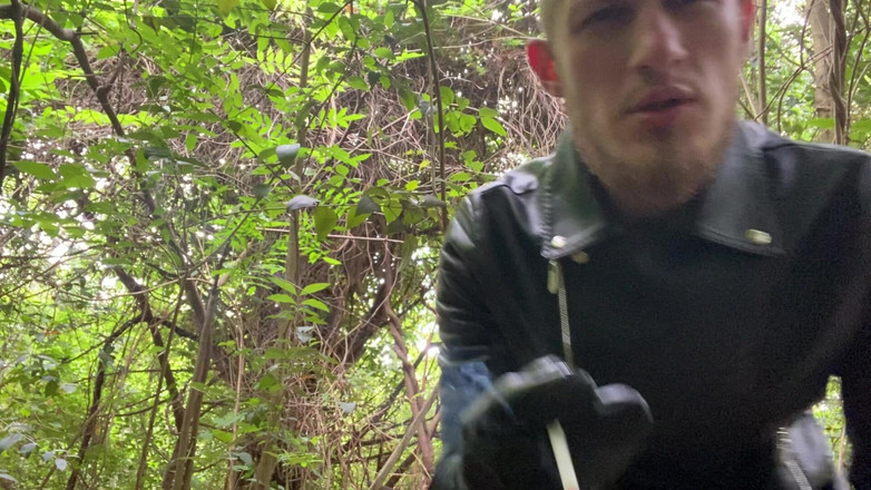 Hunky time: Lederdominanz, rauchende zigarette