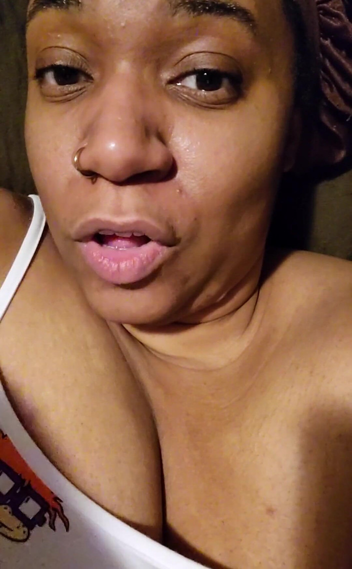 Josie4yourpleasure: Hai！这里有肚子和奶子。哈哈，我希望你有一个伟大的驼峰日。