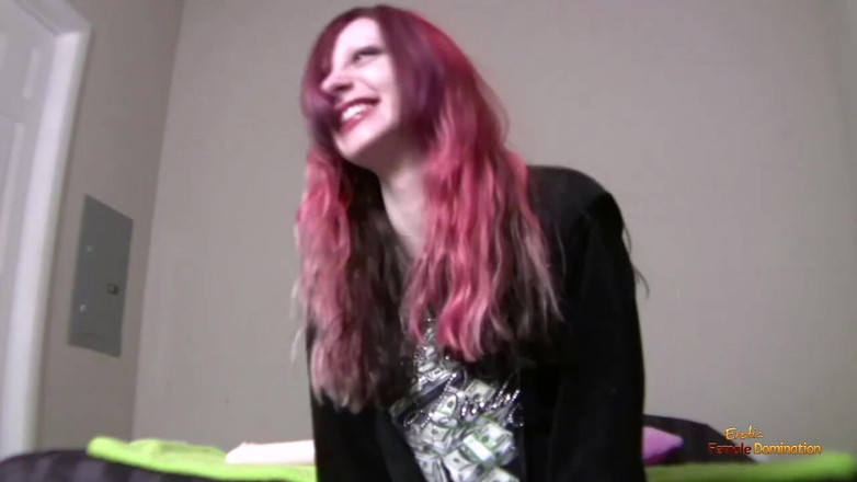 Erotic Female Domination: Bermain dengan dildo tetek besar membuatkan pepeknya basah