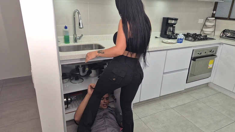 AlejandraPalacios: 可爱的拉丁女郎给plomero学徒一个好骑乘他的鸡巴，她变得很丰富