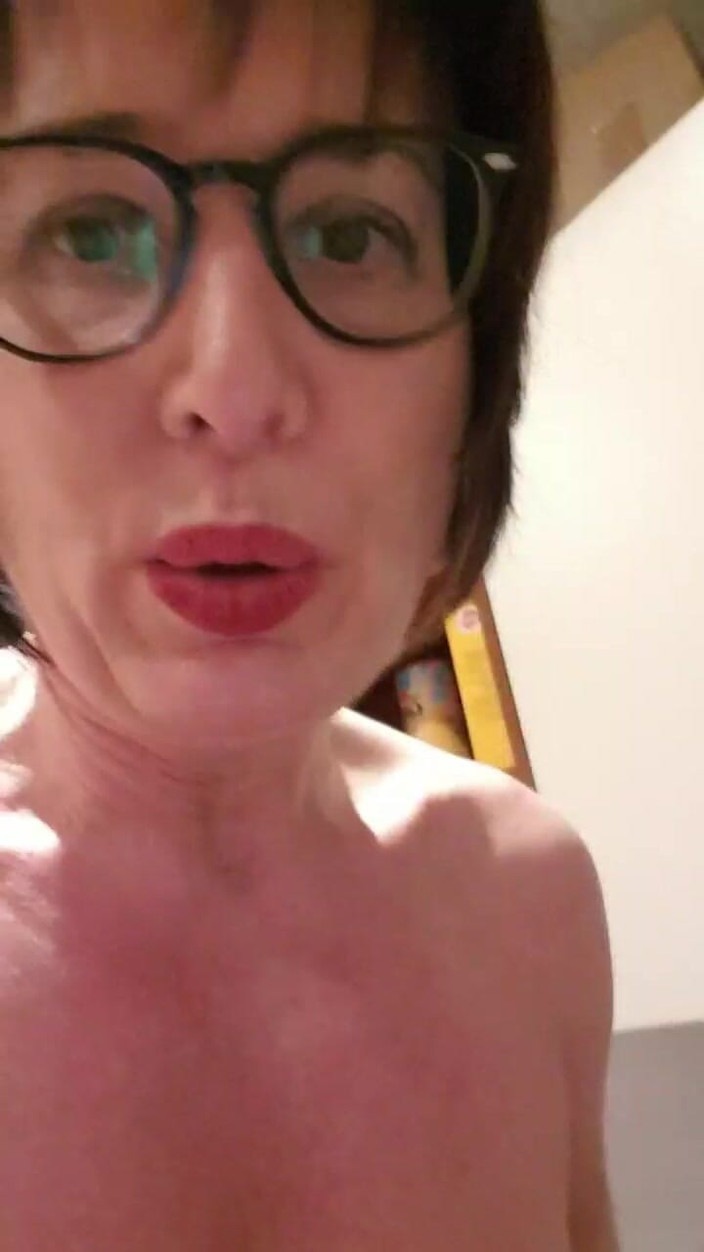 JulieEroticDress: Course nue au bureau avec pause squirt