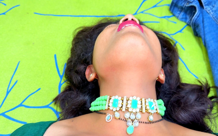 Sexy Komal: Komal melakukan solek abang ipar diam-diam menonton dari pintu