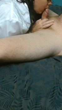 Cewek toket besar lagi asik nyepong kontol