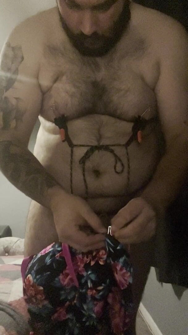 Shaun Cbt: 鸡巴和球束缚与变装和屁股塞在里面