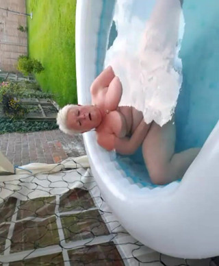 Uk Joolz: Diversão na piscina