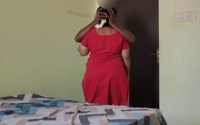 Black & white desicat: Suri rumah desi bertubuh seksi menangkis pakaiannya menghisap teteknya &amp; mengongkeknya...