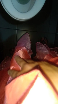 Crossdressing dan memakai air mani– awek satin parti merah jambu pakaian mini