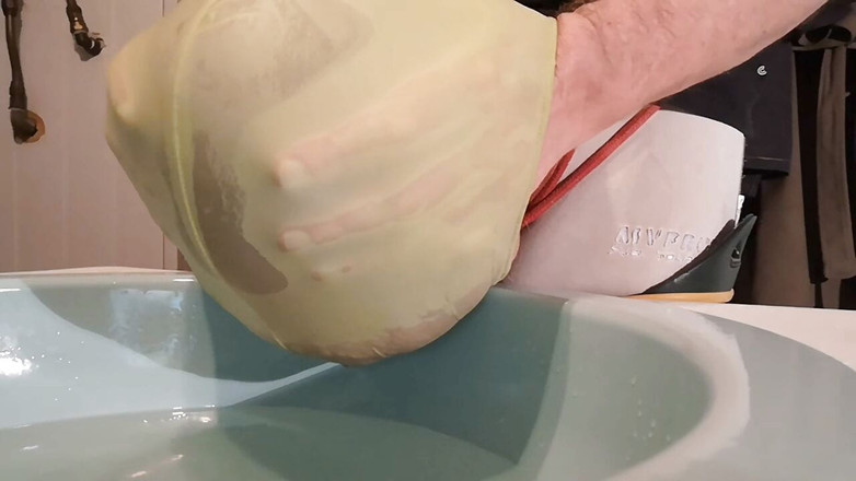 Monster_Meat_: Gioco con un grande palloncino riempito di piscio