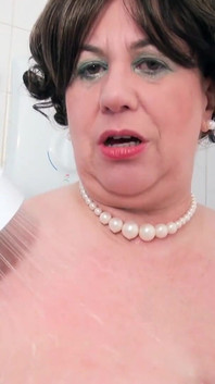 Makcik tiri Trisha di bilik mandi