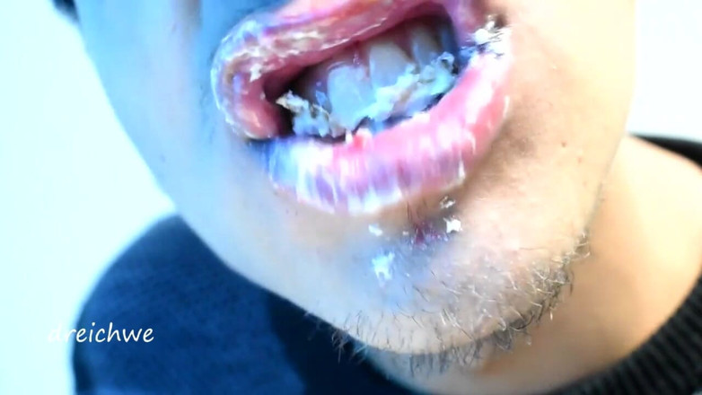 Dreichwe: Eating cake with his mouth