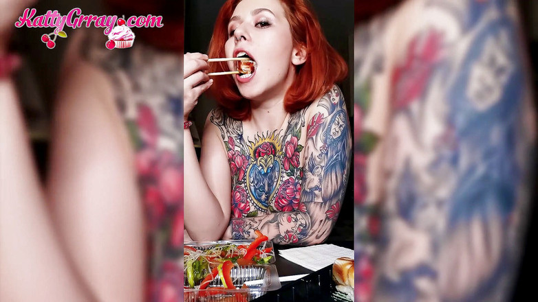 Katty Grray: Charmiga stora bröst brud äter sushi naken - mjuk erotik