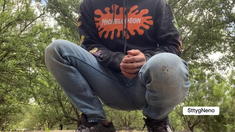 Xooshua (xblue18): Mooie 18-jarige jongen kleedt zich uit op het platteland