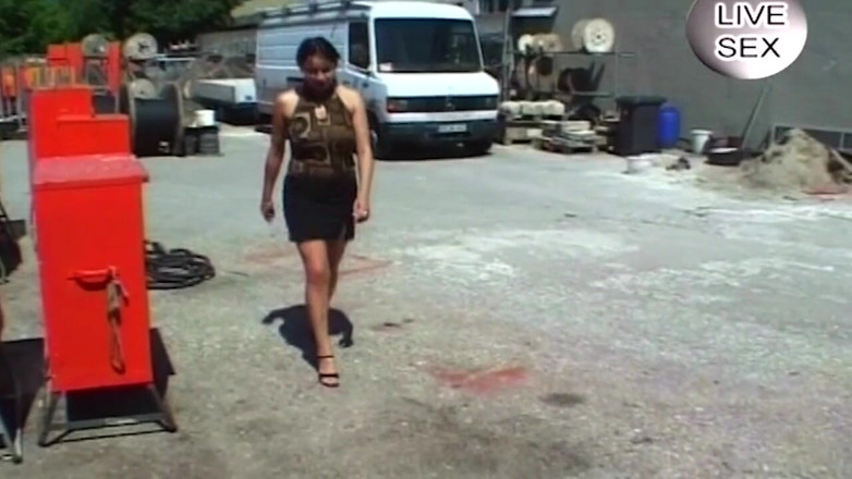 XXXEROTICONLY: Brunette Babe Deepthroats Throbbing Cock Outdoors Before Hard Pounding