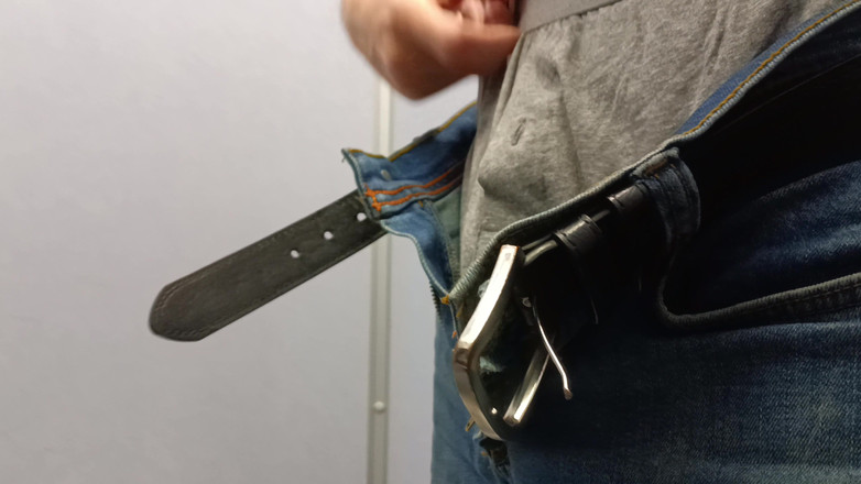 Rockardglans: 公衆トイレでおしっこ、オナニー、イカ、ジーンズを着てクローズアップ - ロッカード・ダディ