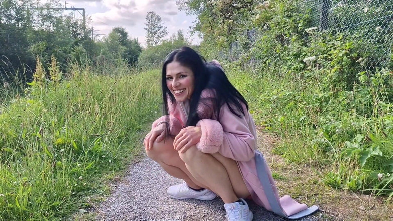 Nicky Brill: Aku lagi asik kencing sambil bugil di luar ruangan